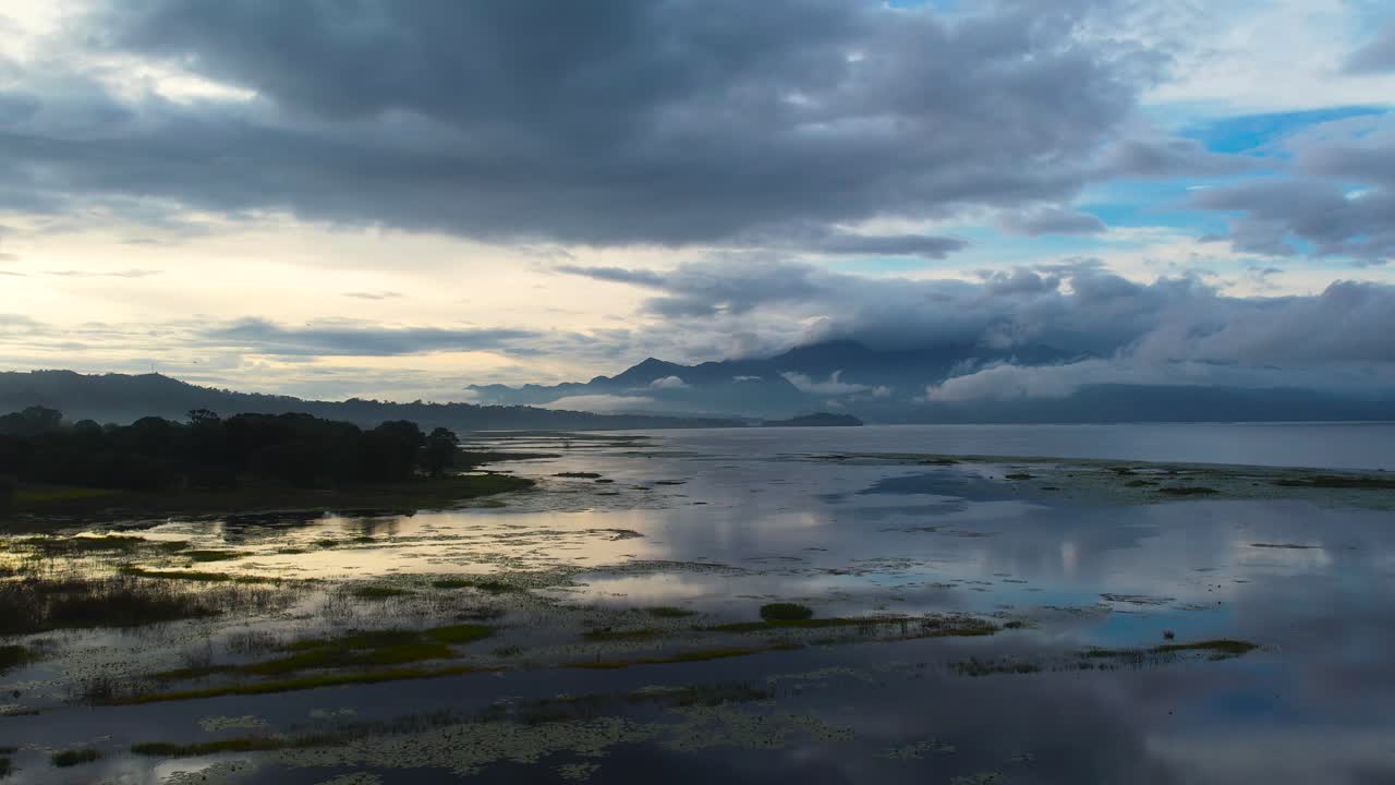 lago y montañas en la vista superior aérea de la luz del atardecer de primavera