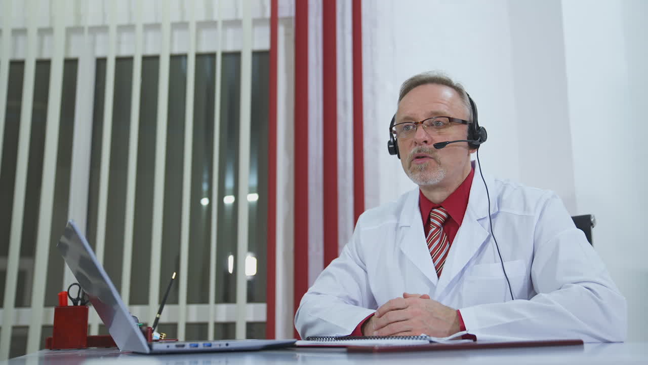 Videoconferenza con il paziente. Medico davanti al laptop che parla online con il paziente.
