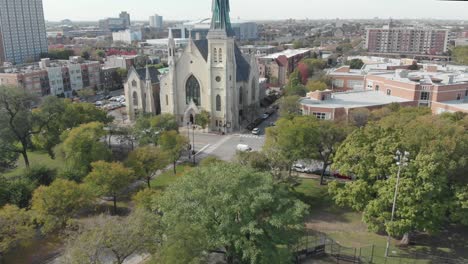 Reveal-of-a-church-next-to-an-intersection-in-Chicago