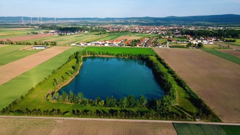 Antenne---Stausee-Neben-Deutsch-brodersdorf,-österreich,-Weit-Nach-Vorne-Geschossen