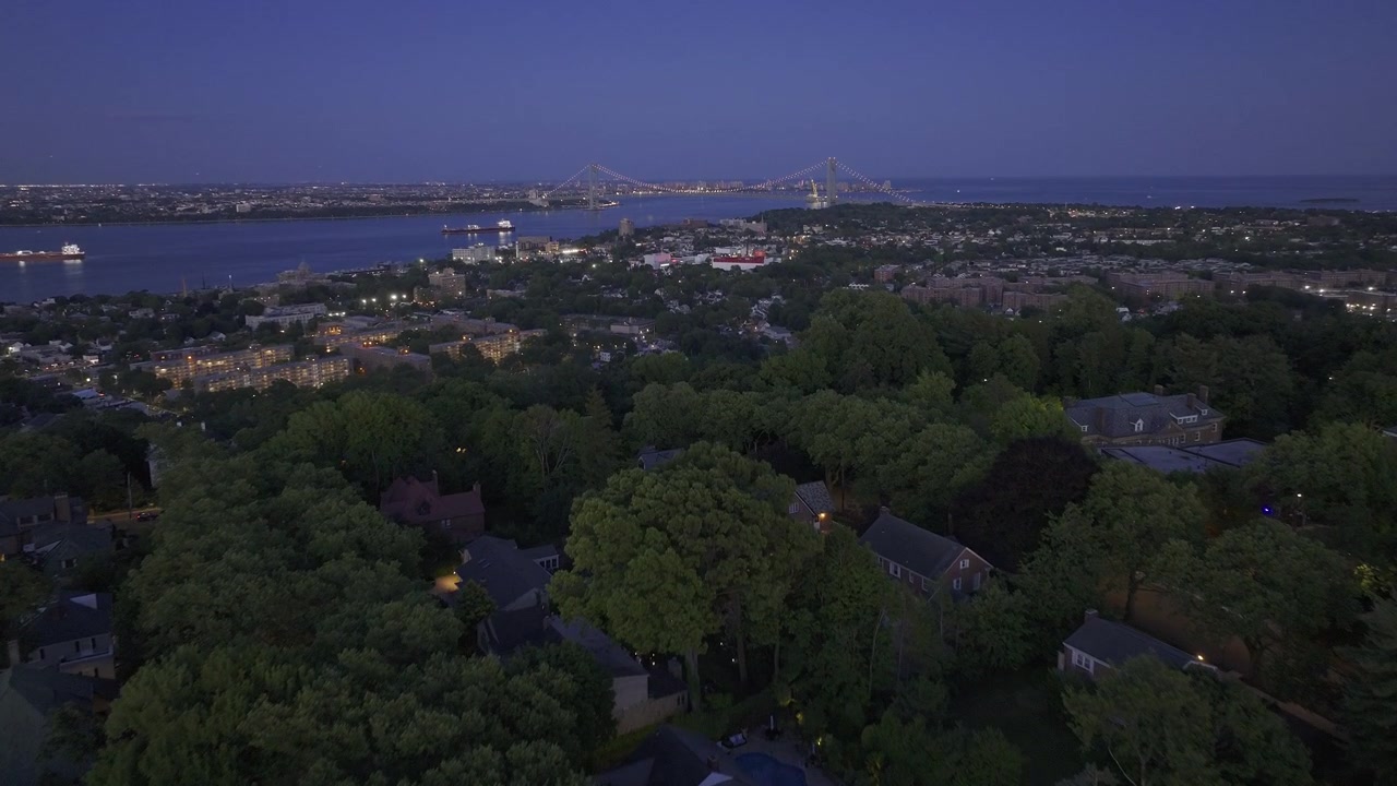 Luftfoto af Staten Island og Verrazzano-Narrows Bridge om natten. Optaget en sommeraften i New York City.