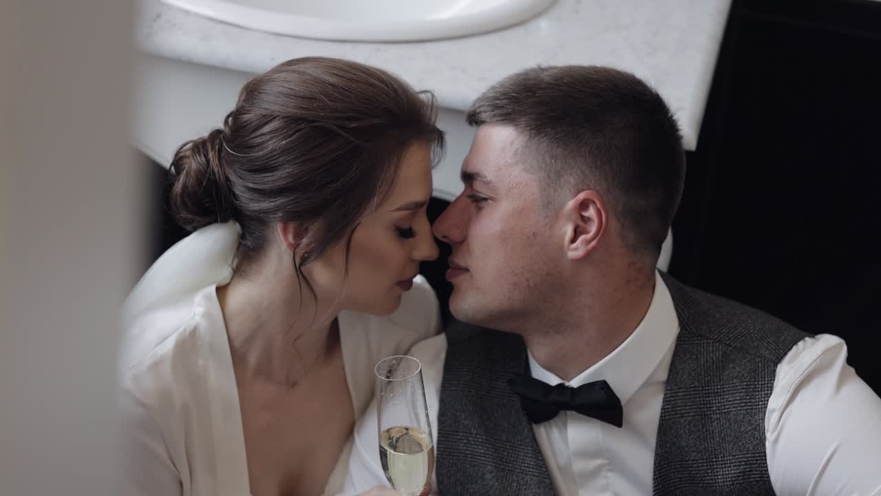 Sposa e sposo tostatura con champagne