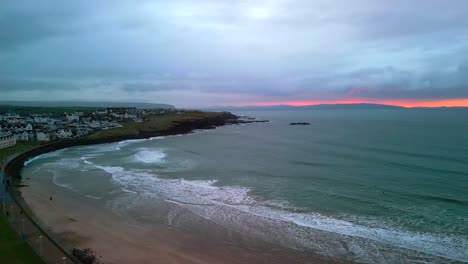 Cielo-Rojo-Con-Vistas-A-Una-Playa-En-Un-Día-De-Mal-Humor