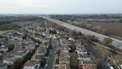 La-Carretera-Pasa-Junto-A-La-Zona-Residencial-Del-Barrio-Suburbano-Sistema-De-Autopistas-De-EE.-UU.