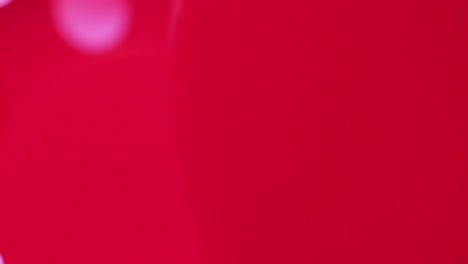 habitación rosa y roja con globos