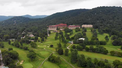 Video-De-Dron-De-4k-Del-Campo-De-Golf-En-El-Histórico-Grove-Park-Inn-En-Asheville,-Nc-En-Un-Día-Soleado-De-Verano-2