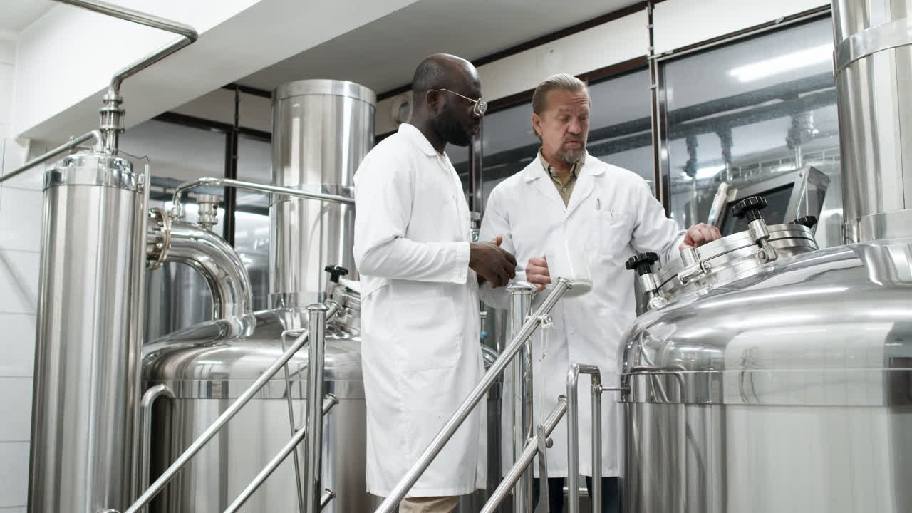 과학자들이 실내에서 얘기하는 것