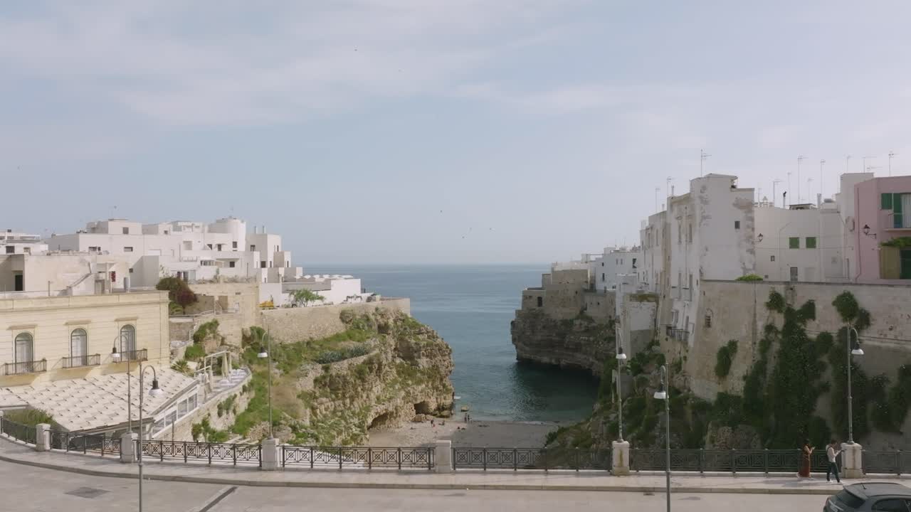 кадры с воздуха, пролетающие над мостом и над лама моначиле в сторону моря в полиньяно-а-маре, италия