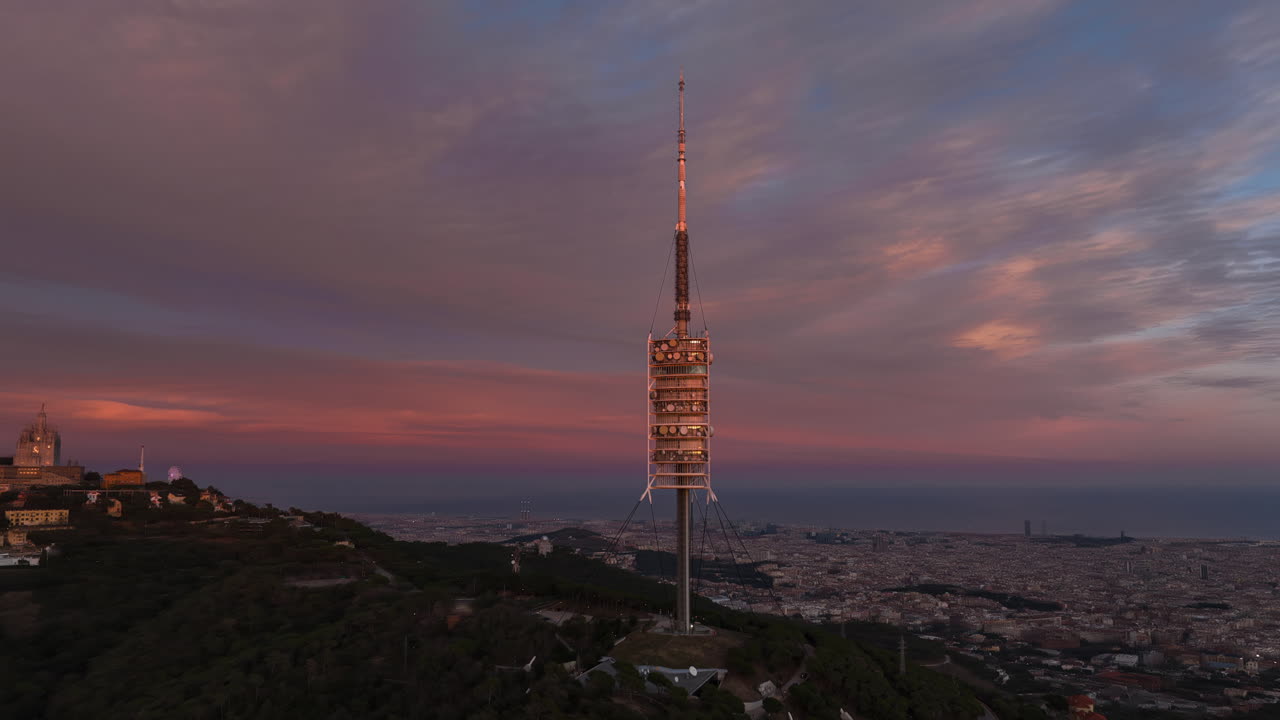 스페인 바르셀로나를 배경으로 티비다보 일몰 시 토레 데 콜세롤라 안테나 타워의 초저속 시간 경과