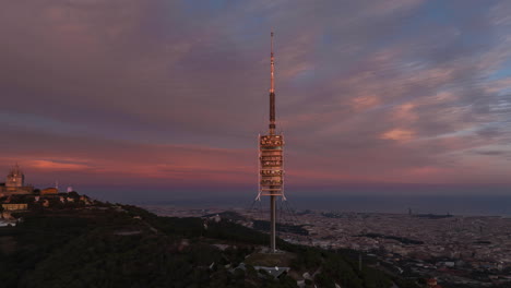 스페인 바르셀로나를 배경으로 티비다보 일몰 시 토레 데 콜세롤라 안테나 타워의 초저속 시간 경과
