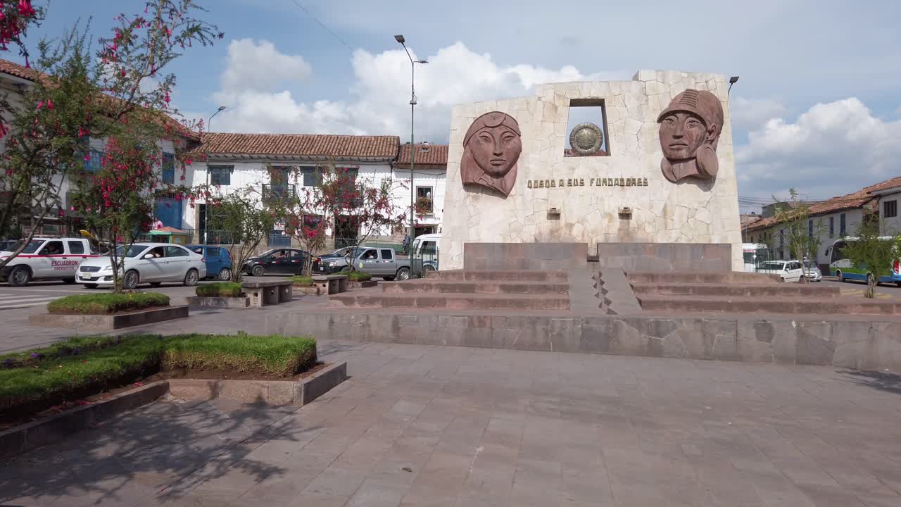 Limacpampa Square (Plaza Limacpampa) In Cusco, Peru - panning shot