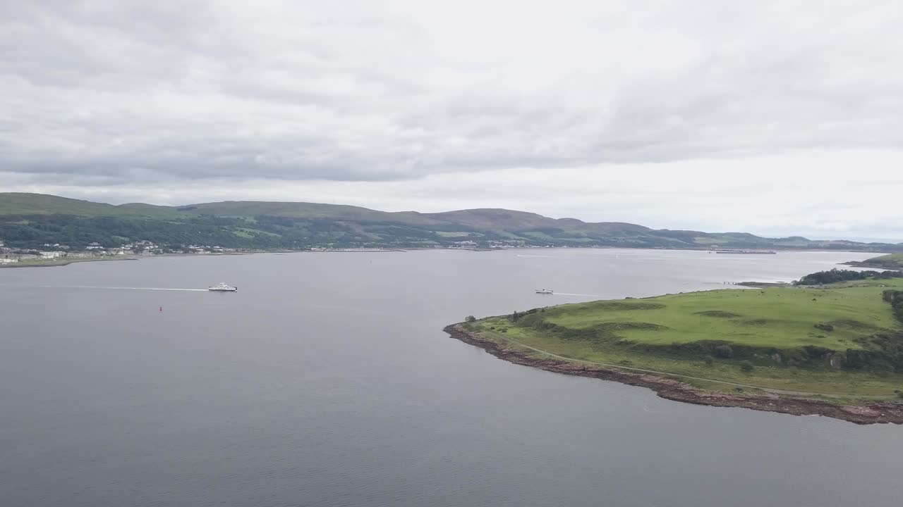 두 개의 페리로 둘러싸인 바다 섬에 대한 공중 추진