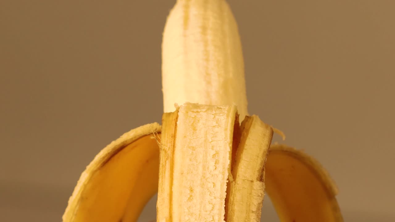 껍질을 벗긴 바나나의 천천히 움직이는 샷