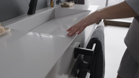 fregadero y grifo de baño modernos