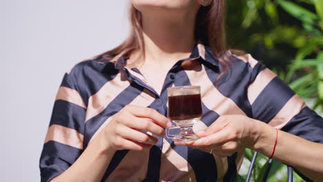 mujer disfrutando de una taza de café al aire libre