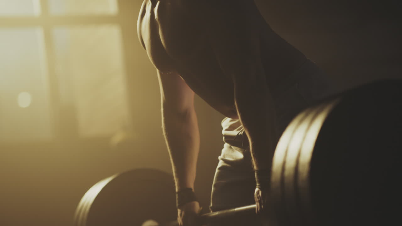 hombre levantando pesas en el gimnasio
