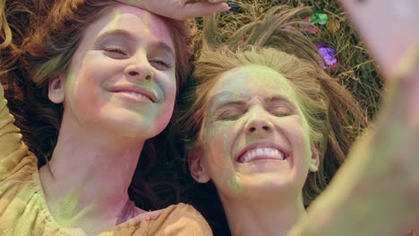 mujeres locas haciendo un selfie en la fiesta de verano