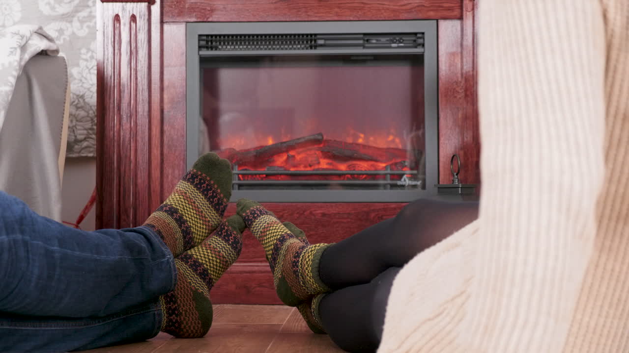 쾌적한 크리스마스 저녁 벽난로 에서