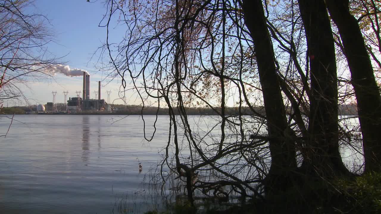 una central eléctrica con chimeneas cerca de un río 2
