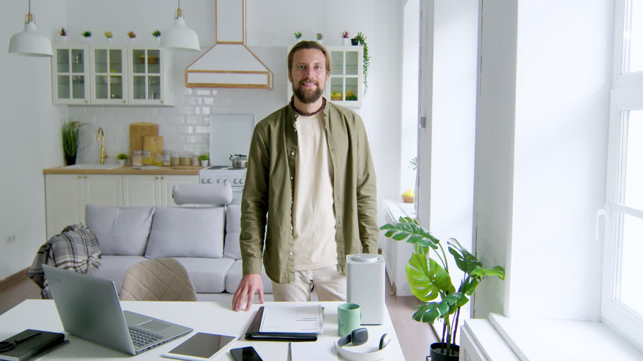 hombre en la sala de estar