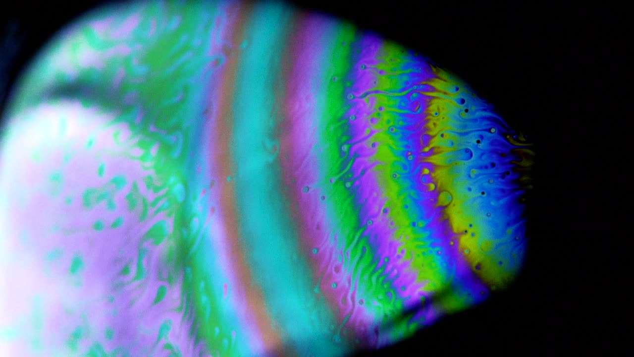 현미경 관점을 통해 매크로 세계의 색상을 보여주는 비누 풍선의 4k 안정적인 샷