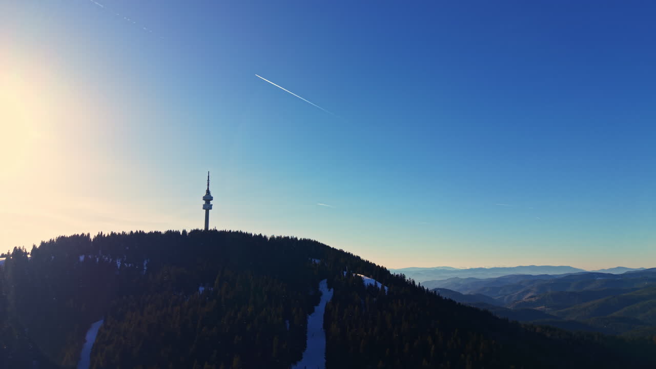 Luftfoto av kommunikasjonstårn på snødekt fjelltopp