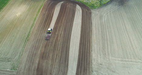 Landwirt,-Der-An-Weizenfeldtraktor-Arbeitet,-Der-Landwirtschaftliches-Feld-Pflügt