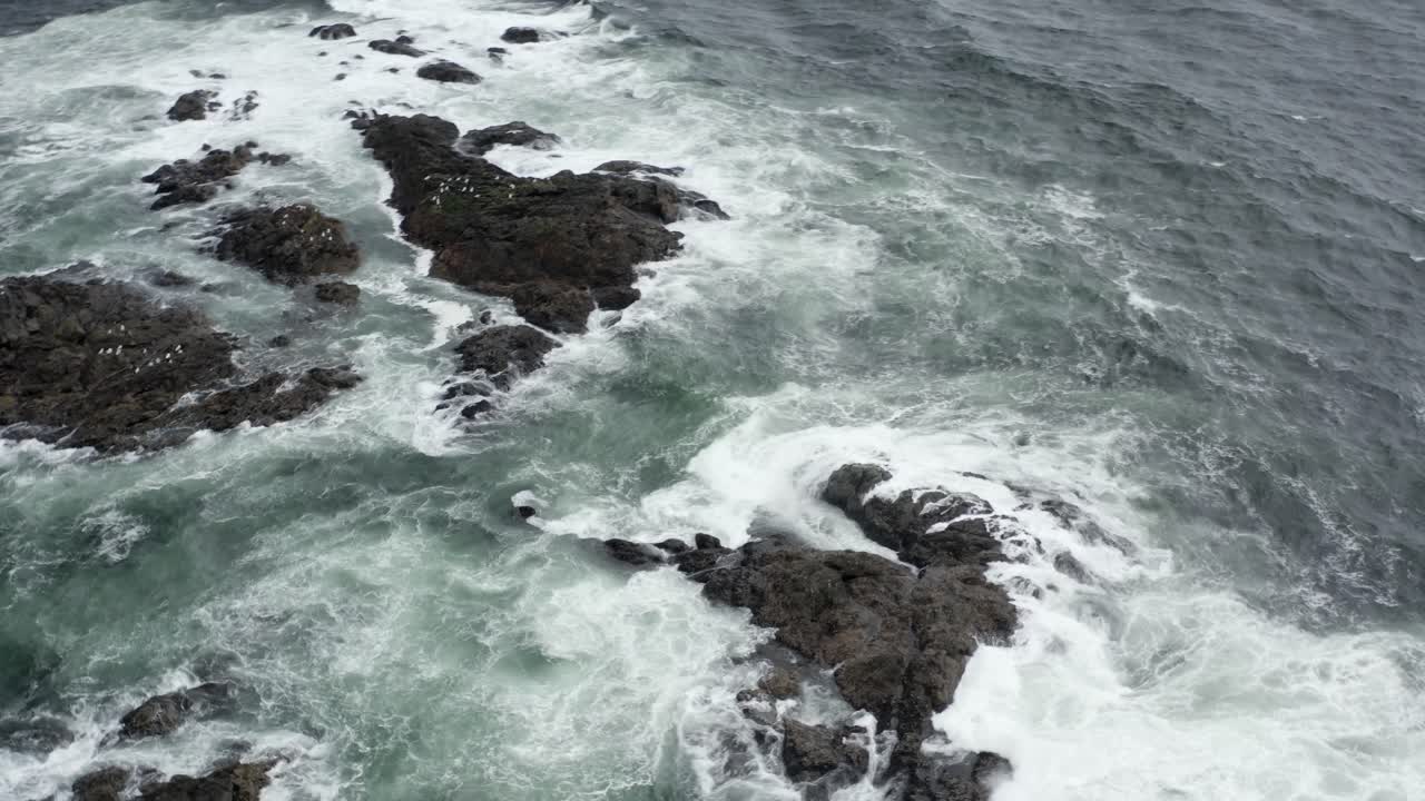 olas rompientes sobre afloramientos marinos en tofino, columbia británica, canadá