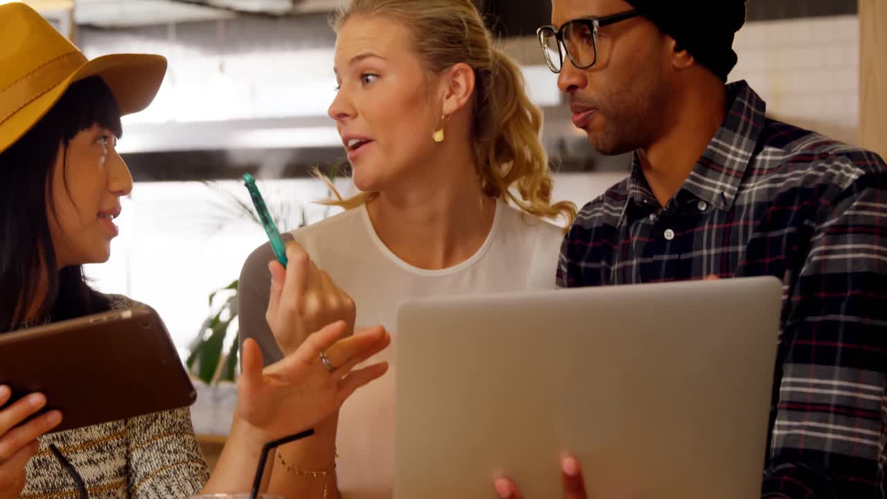 ejecutivos discutiendo sobre una computadora portátil 4k