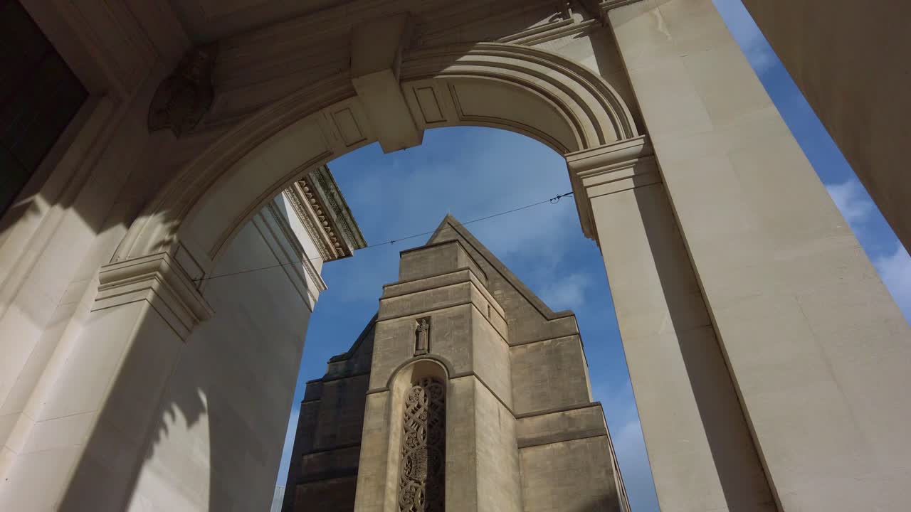 edificio del sindicato en el centro de manchester disparado desde al lado de la biblioteca central