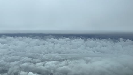 vista asombrosa desde la cabina de un jet, punto de vista del piloto, mientras volaba a través de un cielo turbulento con capas de nubes