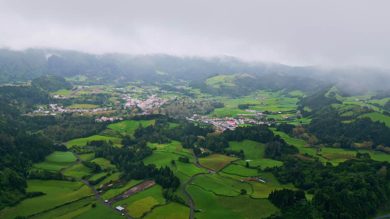 las laderas verdes y brumosas del paisaje vista aérea. el campo en el entorno de las colinas brumosas