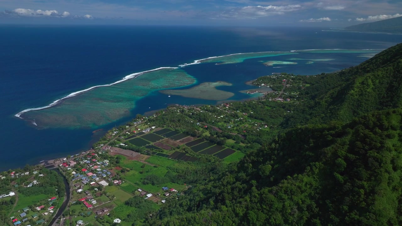 Korallenriff-Brandung Teahupoo, Küste Tahiti-Inseln, Französisch-Polynesien. Luftaufnahme der Küste mit Drohne, morgens, sonniger Kanal, Papeete. Olympische Spiele Paris 2024, Surf-Spot, Kampfrichterturm, Schwenkbewegung nach vorne oben.