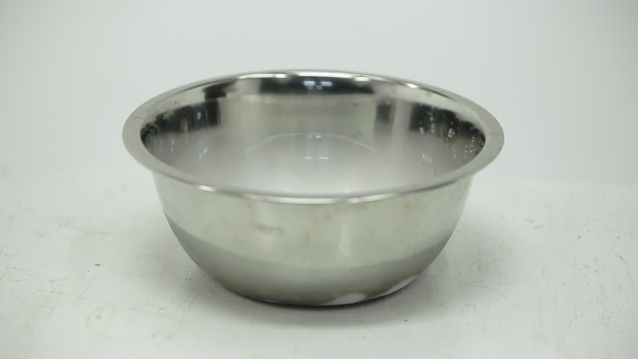 colocar hielo seco en un recipiente a mano