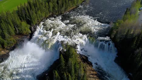 la cascada de ristafallet en la parte occidental de jamtland está catalogada como una de las cascadas más hermosas de suecia.