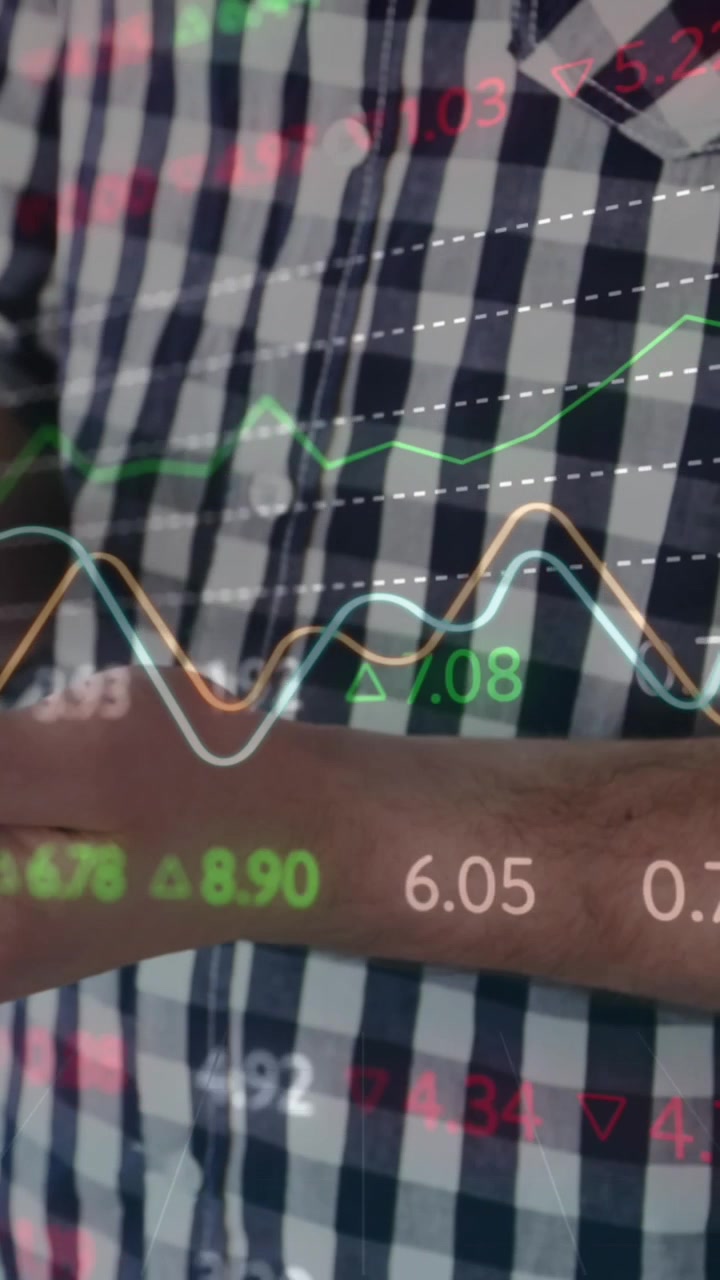 Animazione dell'elaborazione dati su un uomo caucasico che usa uno smartphone