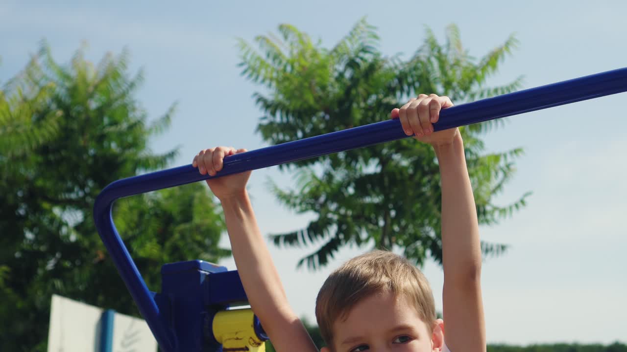 un niño hace deportes en el patio de recreo 03