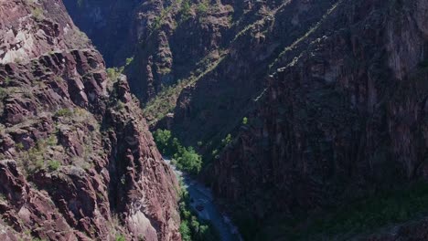 Hermosas-Vistas-Aéreas-De-Las-Montañas,-Un-Pequeño-Río-Y-El-Cañón