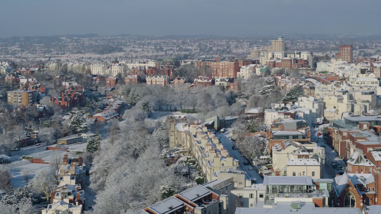 воздушный кинематографический снимок с дрона красивых домов из красного кирпича и белой штукатурки в ноттингеме в зимние месяцы