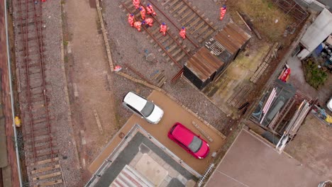 drone disparó a los constructores ferroviarios de liverpool aéreos que realizan la construcción en las vías férreas nacionales para el servicio de trenes