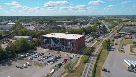 Drohnenüberflug-über-Den-Veranstaltungsort-Der-Alten-Pfefferbrennerei-In-Lexington,-Kentucky