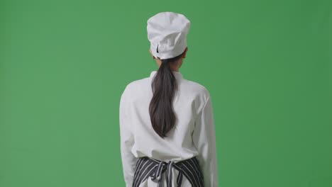 el chef mira hacia atrás.