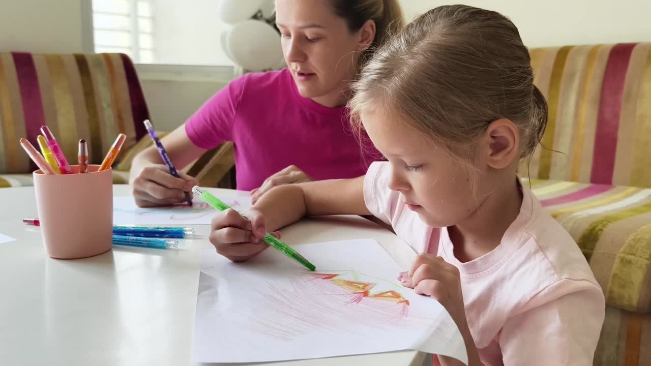 madre e hija dibujando juntos