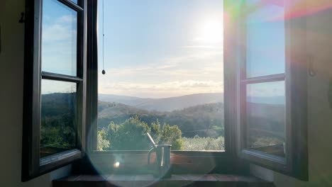 Máquina-De-Espresso-Con-Café-Recién-Hecho-En-La-Ventana-Abierta-Con-Vistas-Al-Valle-Rural-Al-Amanecer