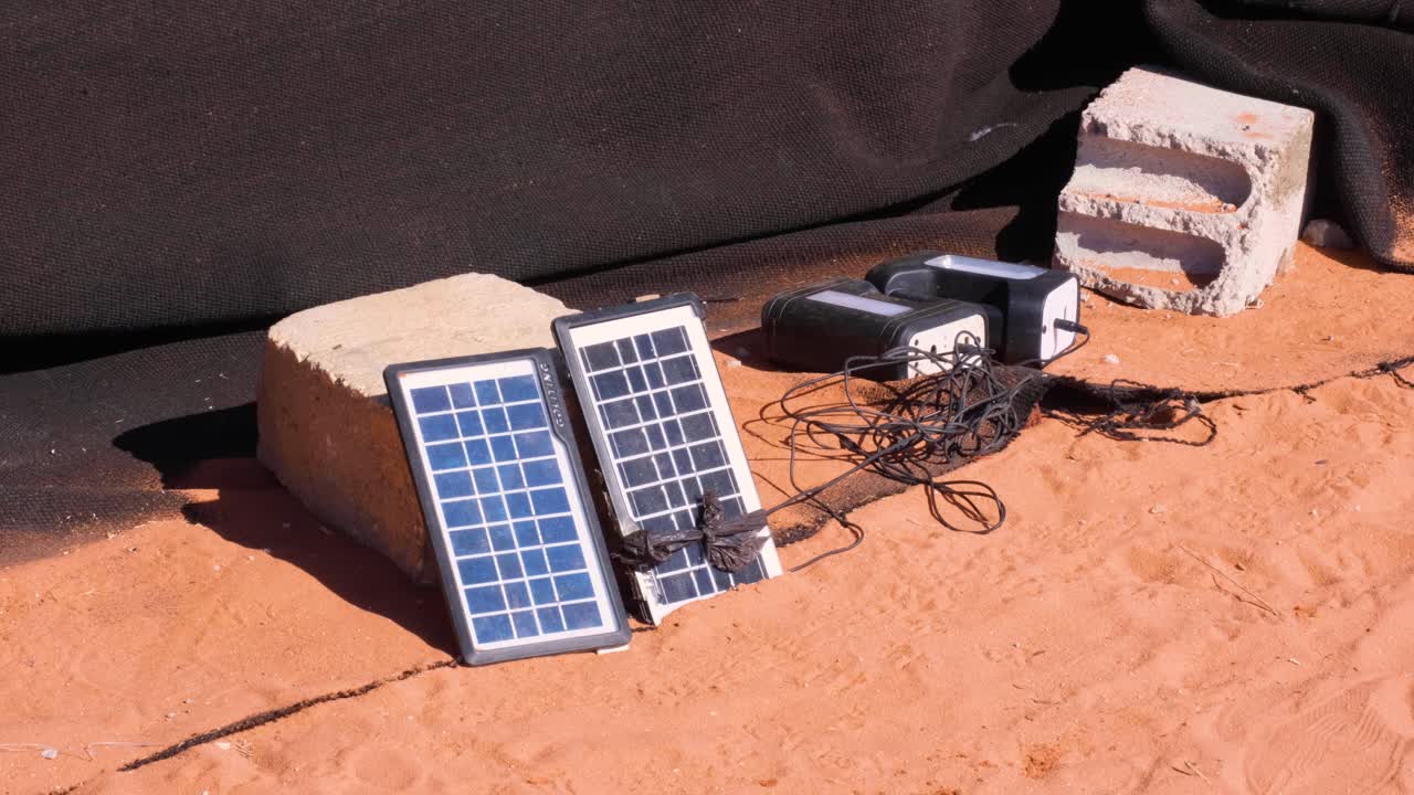 configuración de panel solar portátil para cargar teléfonos móviles en una ubicación remota, fuera de la red, en el desierto