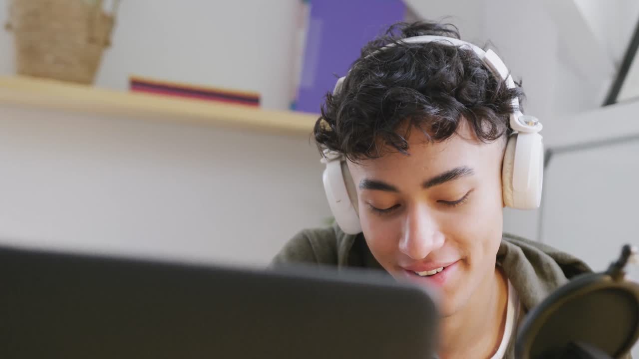 diversos amigos adolescentes felices que usan computadoras portátiles y graban podcast, cámara lenta