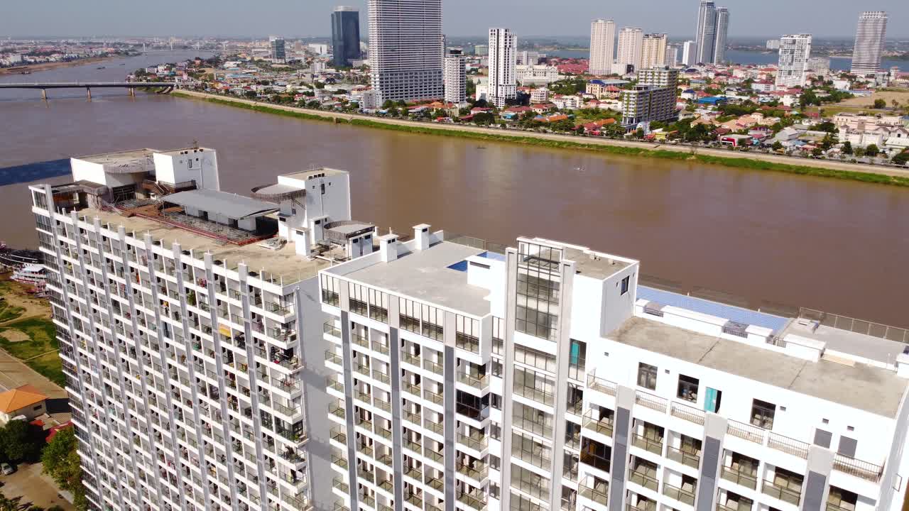 톤레 사프 강에서 고층 주거 아파트 건설, 프펜 도시, 드론