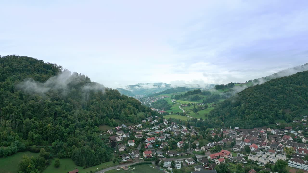 imágenes de drones estáticos de un pueblo en suiza