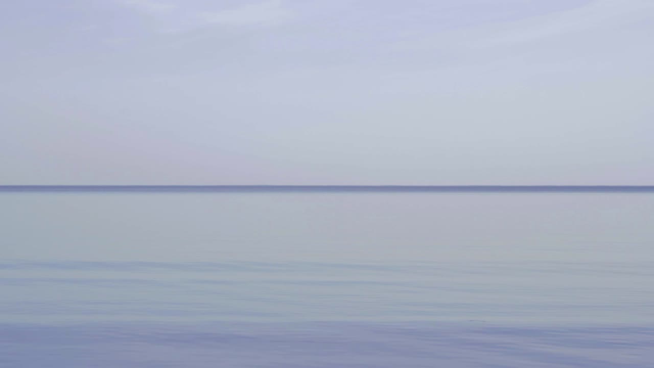 끝없는 바다의 잔잔한 파도와 밝은 하늘, 정적인 풍경