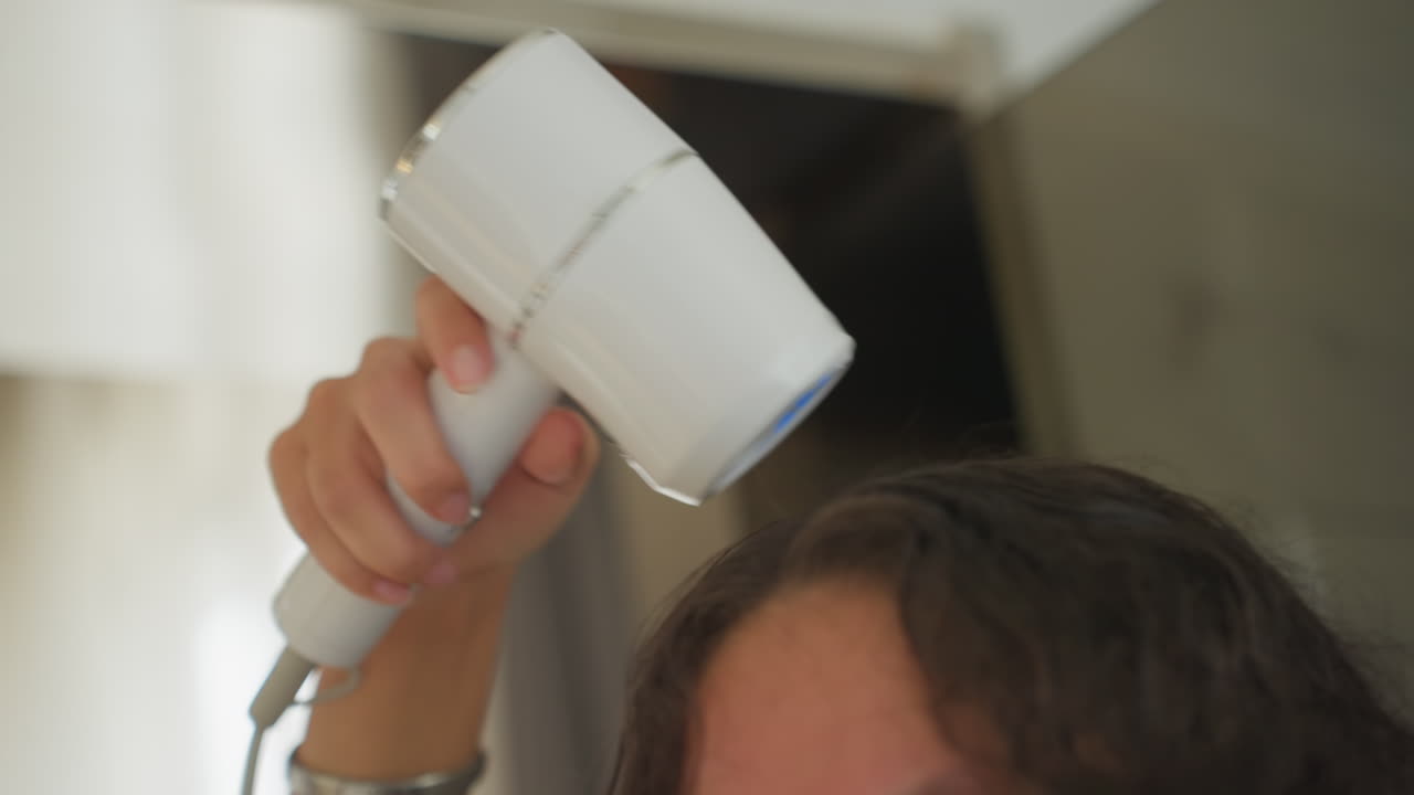 Ospite soddisfatto che si gode un bagno caldo. Ospite gioioso che vive momenti di bagno caldo rilassanti e distensivi. Visitatore allegro che assapora un'esperienza di bagno caldo calmante e piacevole con soddisfazione.